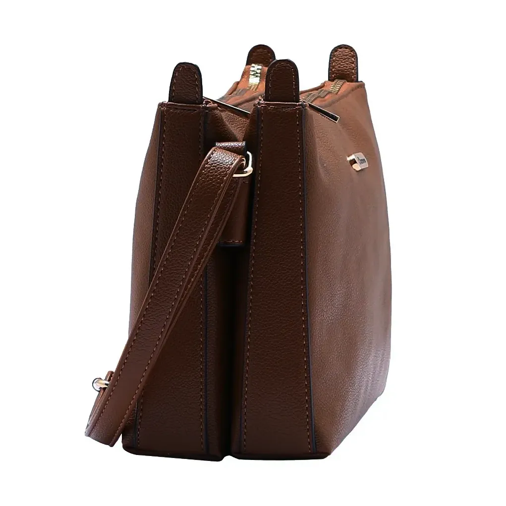Lateral da bolsa feminina Chenson transversal cor café mostrando profundidade e acabamento